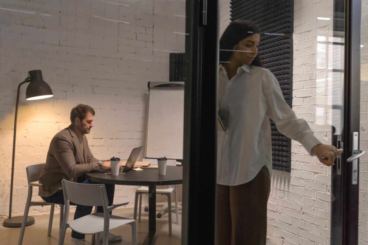 Persoane care colaborează într-un cadru calm și primitor