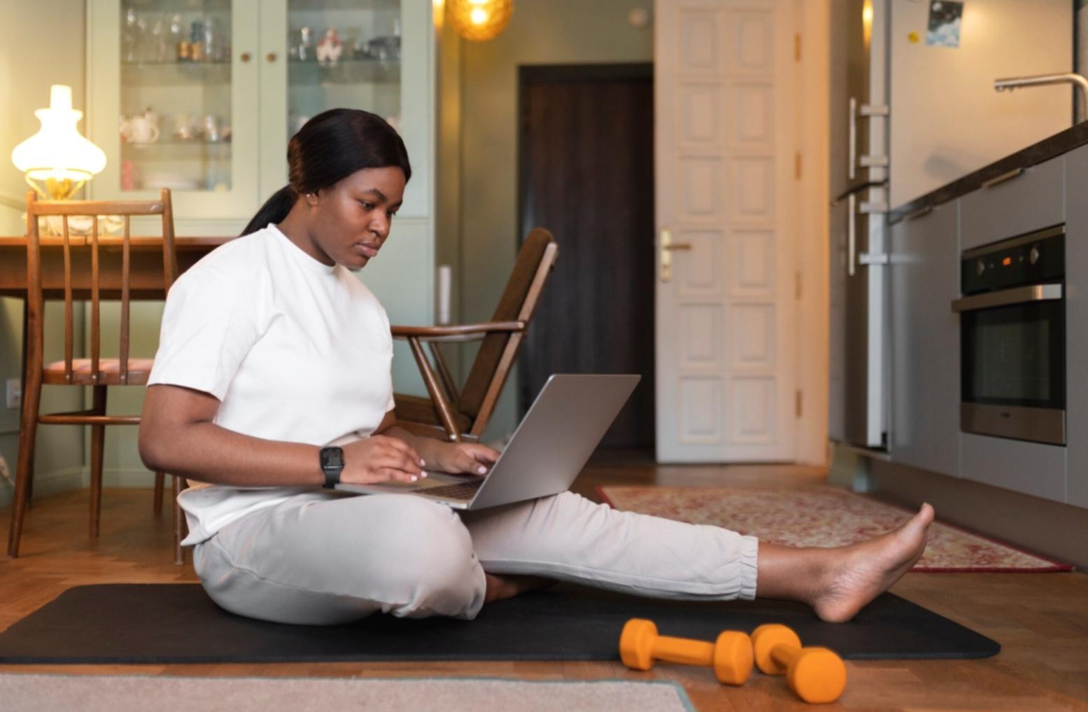 Grup de persoane în discuții constructive despre dezvoltare personală